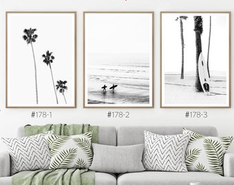 Conjunto de arte de pared de surf en blanco y negro. Foto de playa de verano con palmeras bohemias. Estampado costero con ola oceánica tropical de California