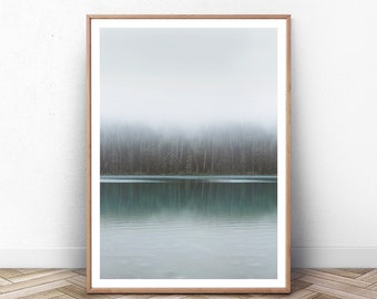 Arte de la pared de Green Lake en impresión de bosque brumoso, foto digital de la naturaleza con reflexión nórdica, decoración del hogar del teal, pared del bosque brumoso, paisaje de los árboles