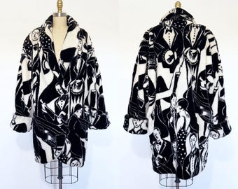 Peut inclure: Un manteau à manches longues avec un imprimé graphique noir et blanc représentant des personnes en tenue de soirée, incluant des silhouettes en smoking et en robe. Le manteau possède un large col à revers, des poignets et une fermeture boutonnée.