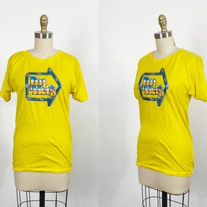 Camiseta com estampa novidade dos anos 1970 - Camiseta com ferro dos anos 70 - Camiseta com glitter dos anos 1970 - Tamanho médio
