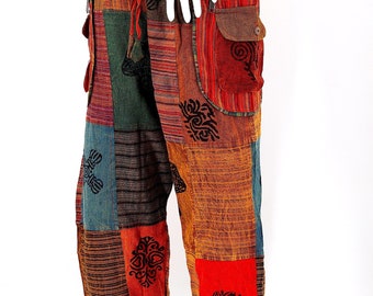 Puede incluir: Pantalones de patchwork con un diseño colorido y multicolor. Los pantalones tienen una cintura con cordón y varios bolsillos. La tela es una mezcla de algodón y lino.
