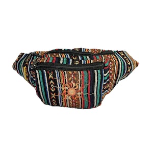 K&ouml;nnte beinhalten: Eine schwarze Bauchtasche mit einem bunten Streifenmuster und einem Sonnendesign. Die Tasche hat zwei Rei&szlig;verschlusstaschen.