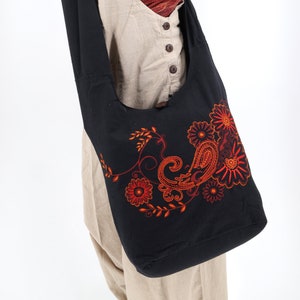 Sac à bandoulière en coton, tapisserie unique avec broderie de fleurs Hobo, sac Festival Sling Boho Bag, sac Hippie fait à la main avec amour.