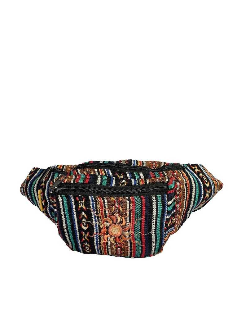 K&ouml;nnte beinhalten: Eine schwarze Bauchtasche mit einem bunten Streifenmuster und einem Sonnendesign. Die Tasche hat zwei Rei&szlig;verschlusstaschen.