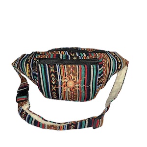 K&ouml;nnte beinhalten: Eine mehrfarbige Bauchtasche mit schwarzem Hintergrund und einem Sonnendesign. Die Tasche hat einen Rei&szlig;verschluss und einen verstellbaren Gurt.