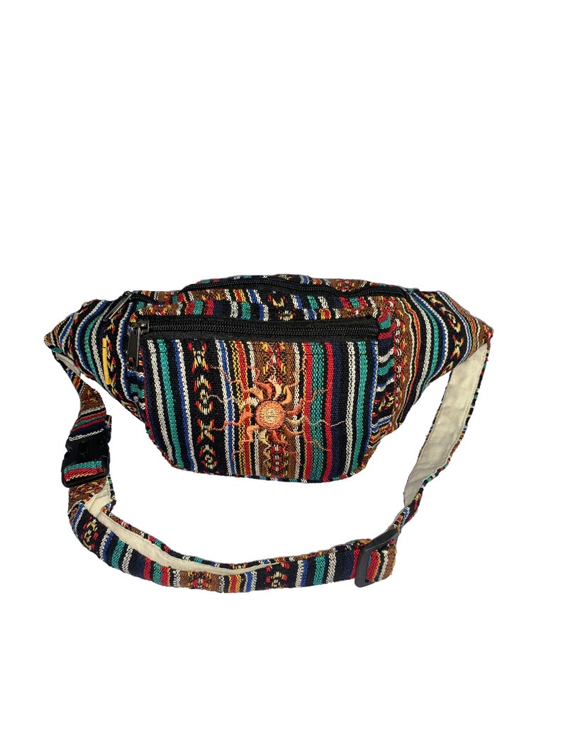 K&ouml;nnte beinhalten: Eine mehrfarbige Bauchtasche mit schwarzem Hintergrund und einem Sonnendesign. Die Tasche hat einen Rei&szlig;verschluss und einen verstellbaren Gurt.