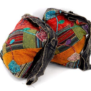 Sac bandoulière fait main couleur rouille brodé de fleurs au design unique, sac messager, sac fait main, produit respectueux de l'environnement