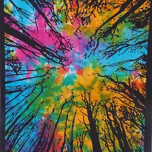 Puede incluir: Un tapiz tie-dye con un patrón psicodélico de colores azul, verde, amarillo, rosa y naranja. El patrón recuerda a una copa de bosque con siluetas negras de árboles que se alzan hacia el cielo.