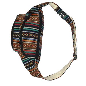 K&ouml;nnte beinhalten: Eine bunte, gestreifte Bauchtasche mit einem schwarzen, verstellbaren Riemen und einem Schnallenverschluss. Die Tasche hat zwei Rei&szlig;verschlussf&auml;cher.