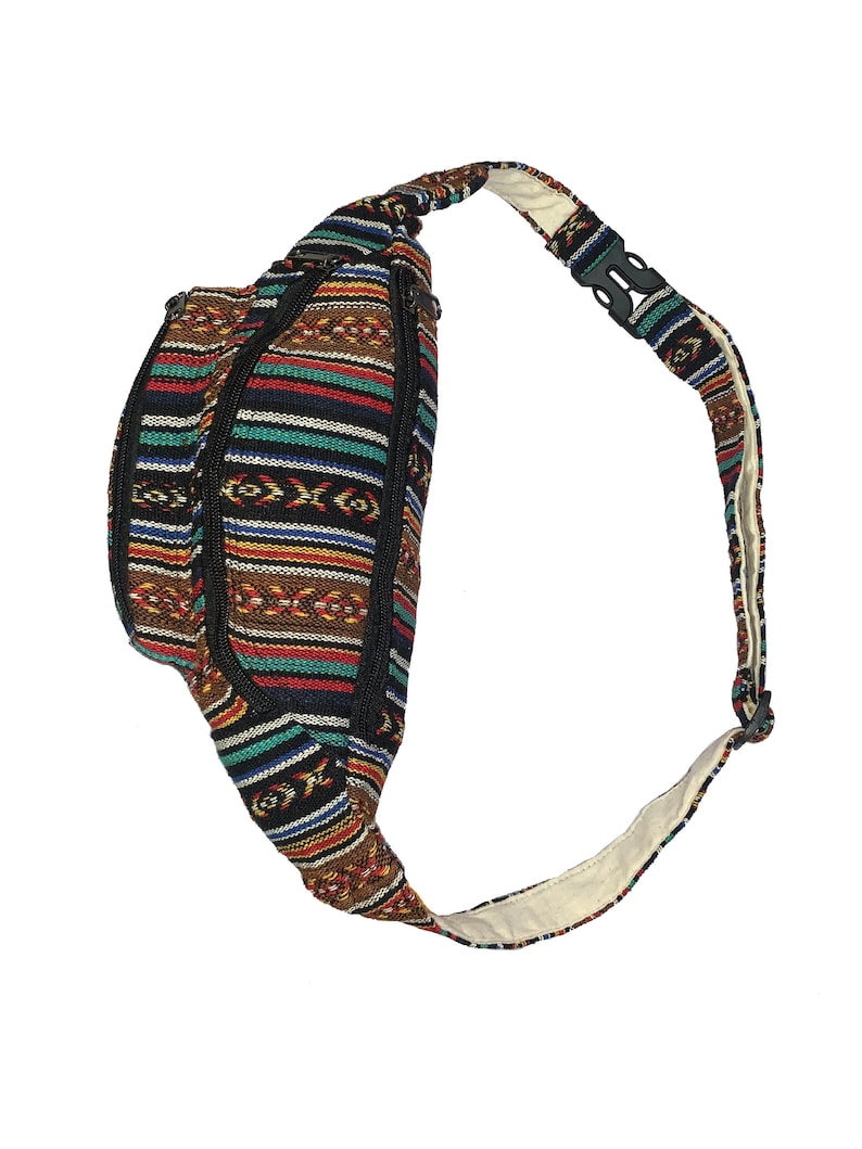 K&ouml;nnte beinhalten: Eine bunte, gestreifte Bauchtasche mit einem schwarzen, verstellbaren Riemen und einem Schnallenverschluss. Die Tasche hat zwei Rei&szlig;verschlussf&auml;cher.