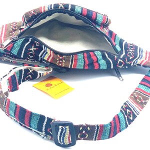 K&ouml;nnte beinhalten: Eine bunte, gestreifte Stoff-Bauchtasche mit Rei&szlig;verschluss und verstellbarem Gurt. Der Gurt ist aus dem gleichen Stoff wie die Tasche. Die Tasche ist offen und das Innere ist mit einem beigefarbenen Stoff ausgekleidet.
