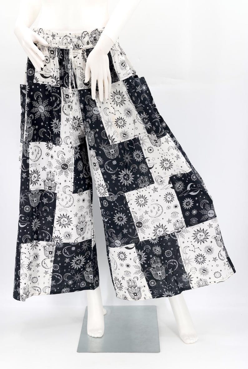 Puede incluir: Pantalones de pierna ancha con un dise&ntilde;o de patchwork con s&iacute;mbolos celestiales y dibujados a mano en blanco y negro. Los pantalones tienen una cintura el&aacute;stica con cord&oacute;n y bolsillos. La tela es ligera y fluida, adecuada para ropa casual.