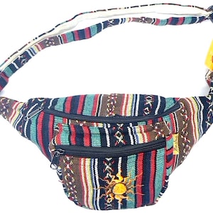 K&ouml;nnte beinhalten: Eine mehrfarbige, gestreifte Bauchtasche mit einem schwarzen Rei&szlig;verschluss und einem Sonnendesign. Die Bauchtasche hat einen schwarzen Gurt und ein gelbes Etikett mit der Aufschrift "Himalaya".