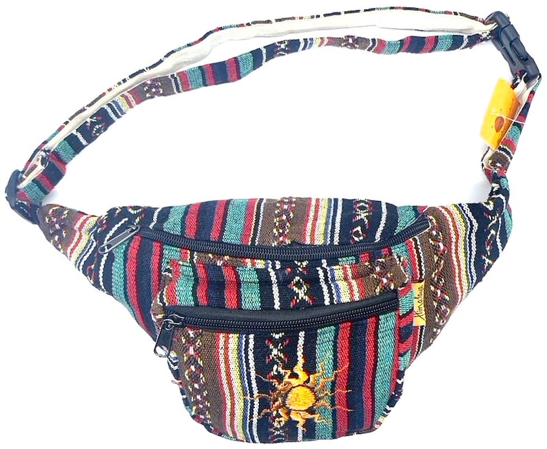 K&ouml;nnte beinhalten: Eine mehrfarbige, gestreifte Bauchtasche mit einem schwarzen Rei&szlig;verschluss und einem Sonnendesign. Die Bauchtasche hat einen schwarzen Gurt und ein gelbes Etikett mit der Aufschrift "Himalaya".