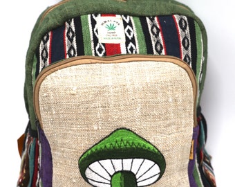 Op de afbeelding: Een groene, bruine en blauwe hennep rugzak met een paddenstoel ontwerp en de tekst "Himalaya Hemp THC Free Made in Nepal".