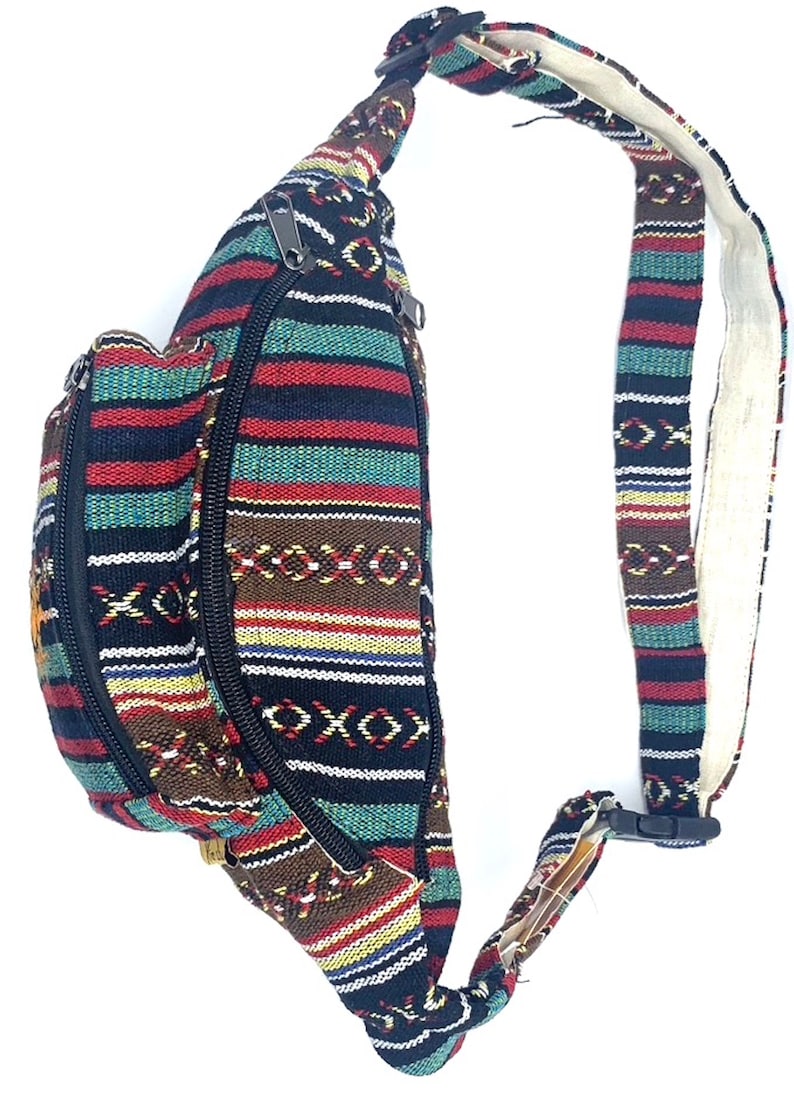K&ouml;nnte beinhalten: Eine schwarze, rote, braune, gr&uuml;ne und gelbe gestreifte Bauchtasche mit Rei&szlig;verschluss und verstellbarem Gurt.
