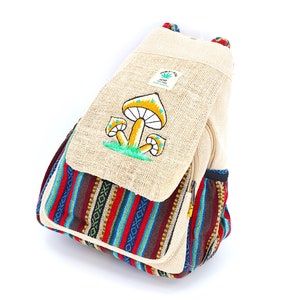 Zaino a tracolla convertibile beige ricamato con funghi di canapa dell'Himalaya dal design unico, zaino Hippie, zaino Boho, zaino ecologico