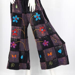 Pantalones palazzo de pierna ancha con patchwork de algodón y bordado floral.