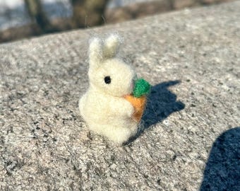 Nadel gefilztes weißes Kaninchen/Hase aus Wolle mit Karotte