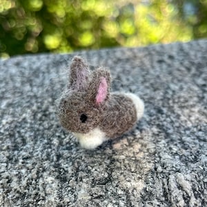 Lapin en laine feutrée à l'aiguille