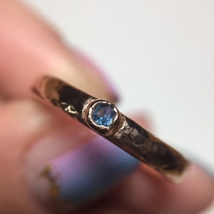 Bright and delicate, blue faceted sapphire ring in 14K rose gold