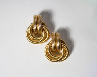 Gold Interlocking Circle Earrings