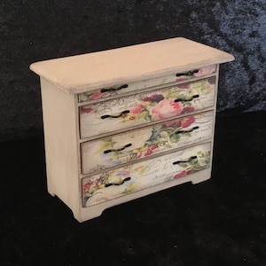 Chest of drawers as a kit