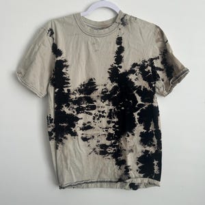 Unisex Reverse Tie Dye T-Shirt – Medium Gildan | Black & Beige Bleach Dyed
