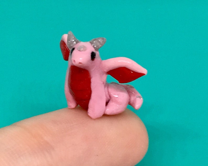 Petit Argile Polymère Femme Dans Robe Rose
