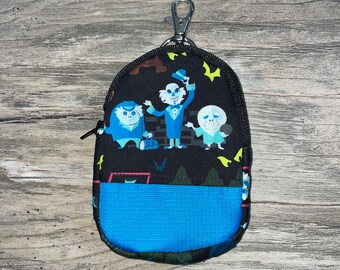 Mini clip en la mini mochila portatarjetas desinfectante con cordón de Disney Haunted Mansion