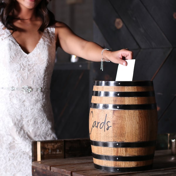 Titular de la tarjeta / Tema de la boda del barril de whisky / Tarjetas de evento / Grabado personalizado / Caja de tarjetas Bourbon