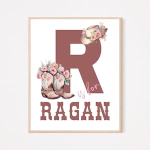 Impresión de nombre inicial personalizada - Impresión de nombre de niña personalizada vaquera del suroeste - Arte de pared con nombre de la letra R - Impresión de nombre con botas y sombrero de vaquera