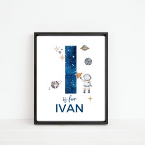 Impresión de nombre inicial personalizada, inicial personalizada de astronauta, planetas espaciales, arte de pared con letra I azul, descarga digital, decoración para habitación infantil.