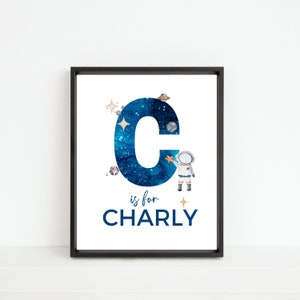 Impresión de nombre inicial personalizada - Astronauta, planetas espaciales, inicial de nombre personalizada - Arte mural con la letra C, descarga digital