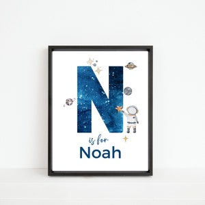 Impresión de nombre inicial personalizada - Astronauta, planetas espaciales, inicial de nombre personalizada - Arte de pared con la letra N, descarga digital