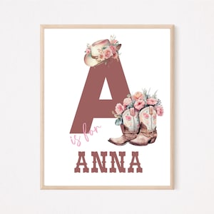 Impresión de nombre inicial personalizada - Impresión de nombre de niña personalizada vaquera del suroeste - Arte de pared con nombre de la letra A - Impresión de nombre con botas y sombrero de vaquera