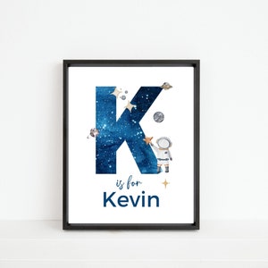 Impresión de nombre inicial personalizada - Astronauta, planetas espaciales, inicial de nombre personalizada - Arte de pared con la letra K, descarga digital