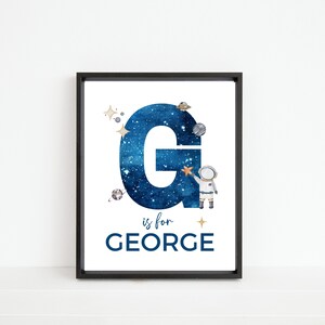 Impresión de nombre inicial personalizada, inicial personalizada de astronauta, planetas espaciales, arte de pared con letra G azul, descarga digital, decoración para habitación infantil