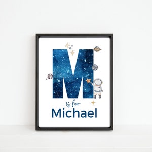 Impresión de nombre inicial personalizada - Astronauta, planetas espaciales, inicial de nombre personalizada - Arte mural con la letra M, descarga digital