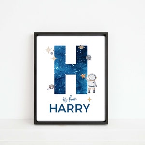 Impresión de nombre inicial personalizada, inicial personalizada de astronauta, planetas espaciales, arte de pared con letra H azul, descarga digital, decoración para habitación infantil
