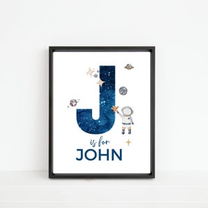Impressão de nome inicial personalizada, inicial personalizada de astronauta com planetas espaciais, arte de parede digital com letra J azul para download, decoração de quarto de menino para berçário