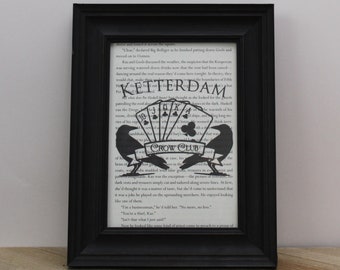 Op de afbeelding: Een zwart-witte afbeelding van een boekpagina met een zwart-witte illustratie van een hand speelkaarten en raven. De tekst op de pagina luidt "CROW CLUB" en "KETTERDAM".