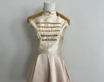 Disfraz de animadora de banda de música de majorette en seda color blanco roto de los años 50 // Talla XS para mujer de EE. UU.