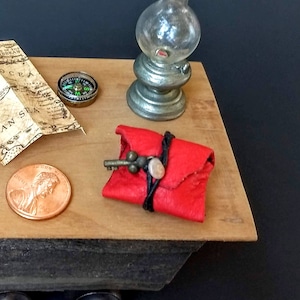 Poche en cuir rouge miniature avec carte de trésor et boussole 1:12 échelle steampunk steampunk collectable