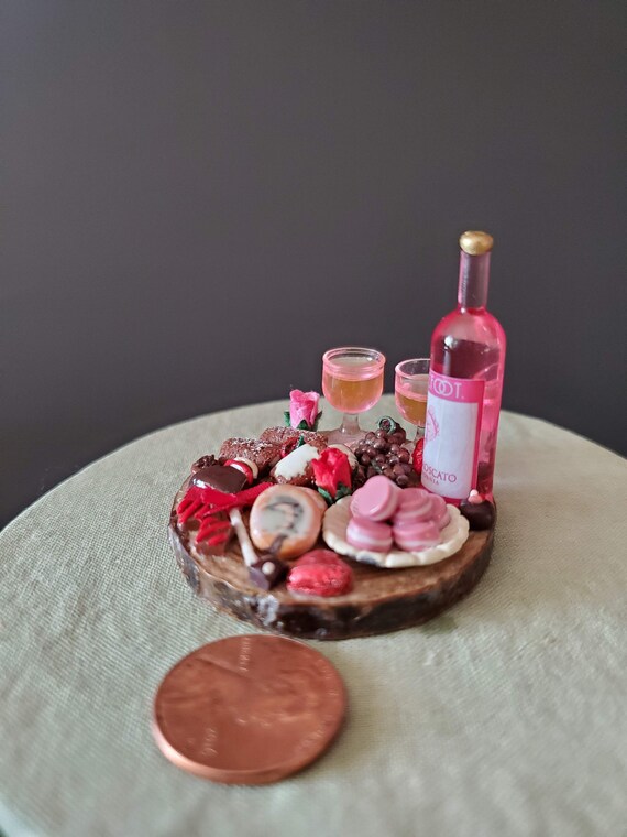 Tavola di salumi romantici in miniatura, casa delle bambole