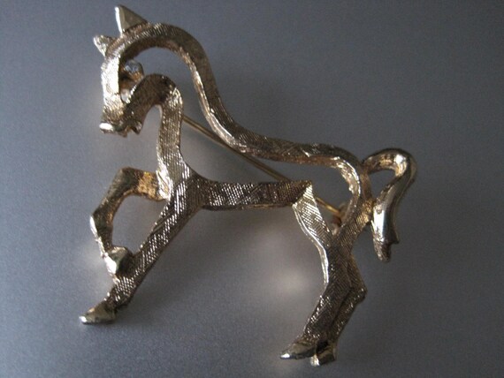 Adorable Little Horse/Pony Brooch. Textured Gold … - image 5