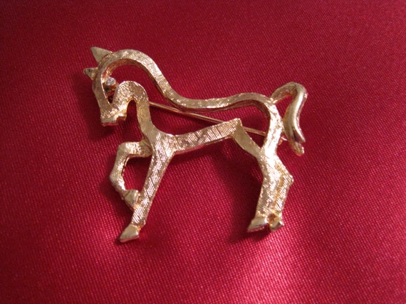 Adorable Little Horse/Pony Brooch. Textured Gold … - image 2