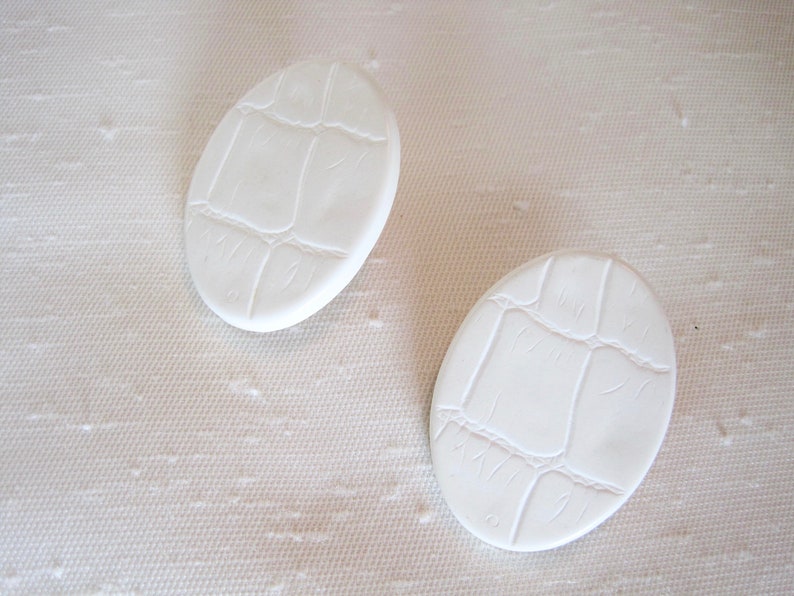 Hardy Plastic Resin with Molded Leather Pattern Retro 80/'s Off White Oval Pierced Earrings Large Post Earrings.