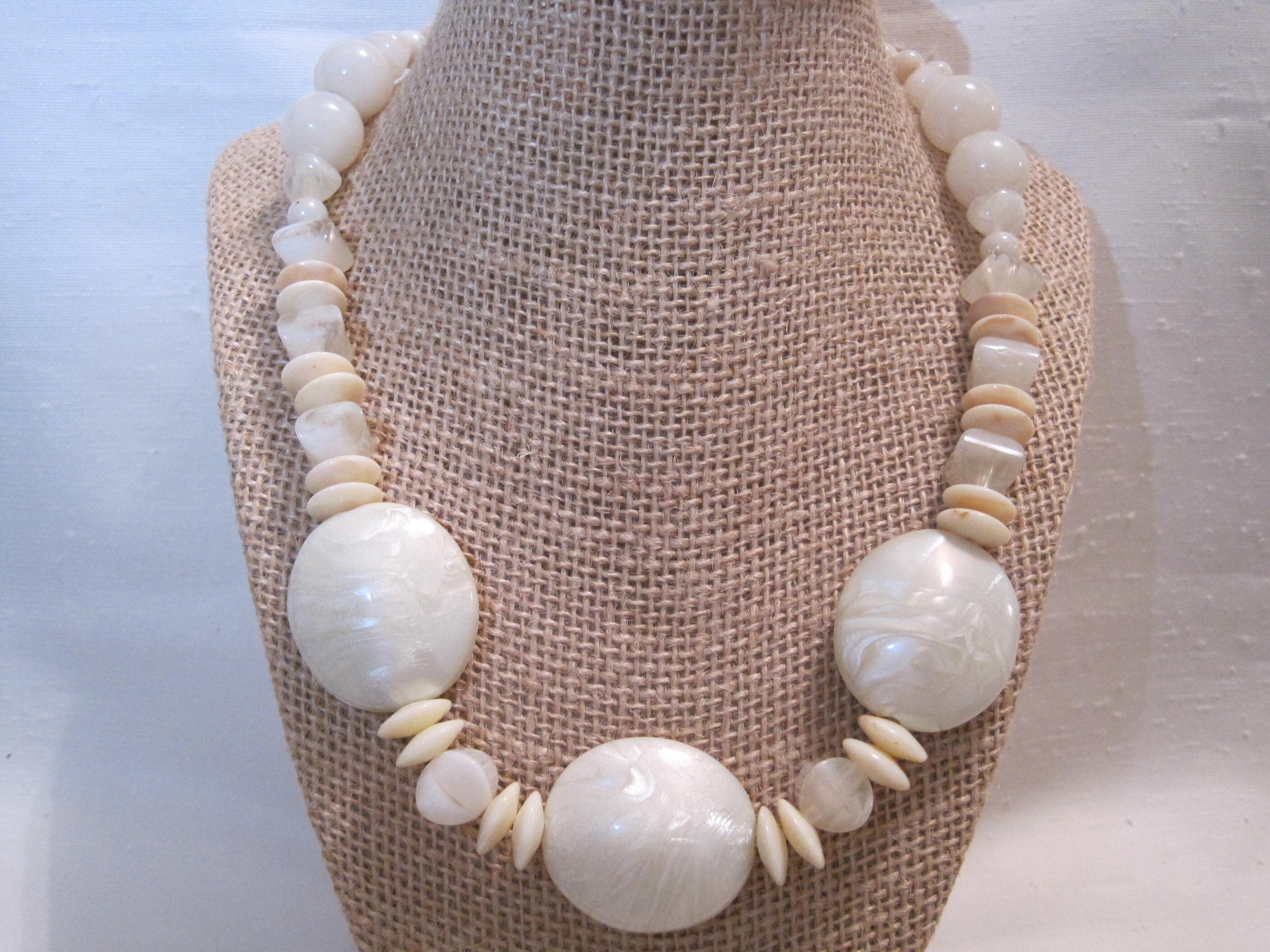 Collier ras de cou en perles de lucite aspect bois vintage des années 70 - France