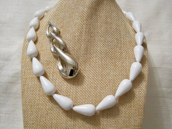 White Lucite 20" L Beaded Necklace & Silver Tone … - image 3